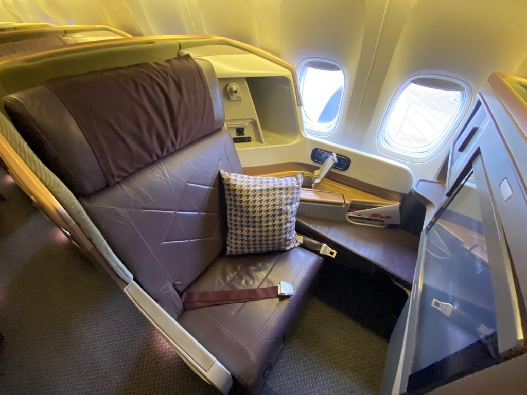 Singapore Airlines: Business class between New York and Europe for 56K each way