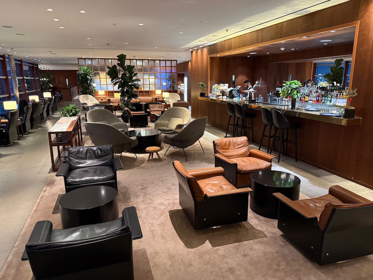 Review: Cathay Pacific Business Lounge London Heathrow Airport (LHR)