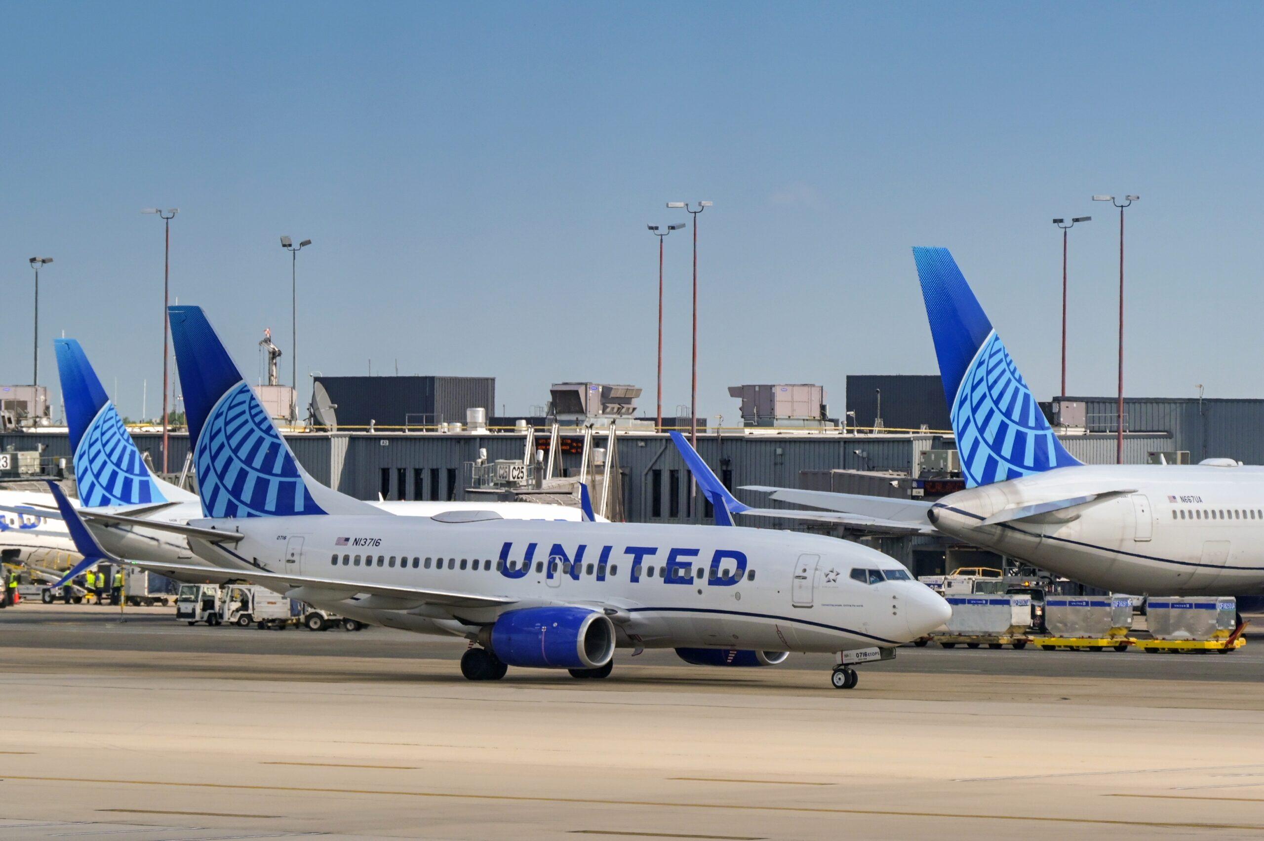 People Are Just Discovering That United Airlines Flight Attendants Are Sometimes Allowed to Drink On Duty… The Only Major US Carrier With This Quirk