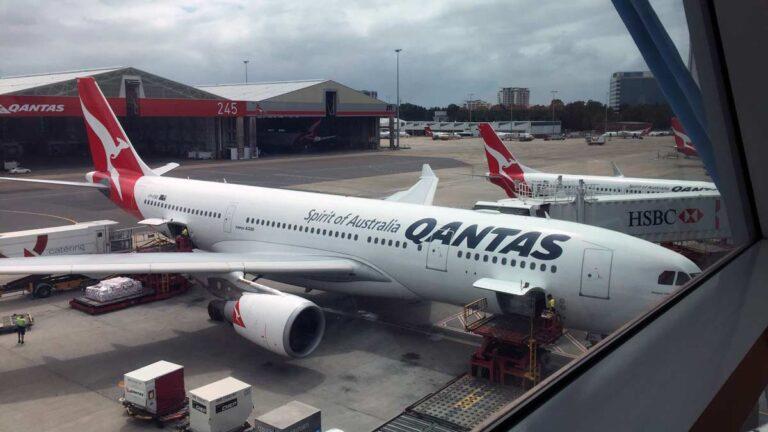 QANTAS: Flight returns to Sydney after cockpit smoke