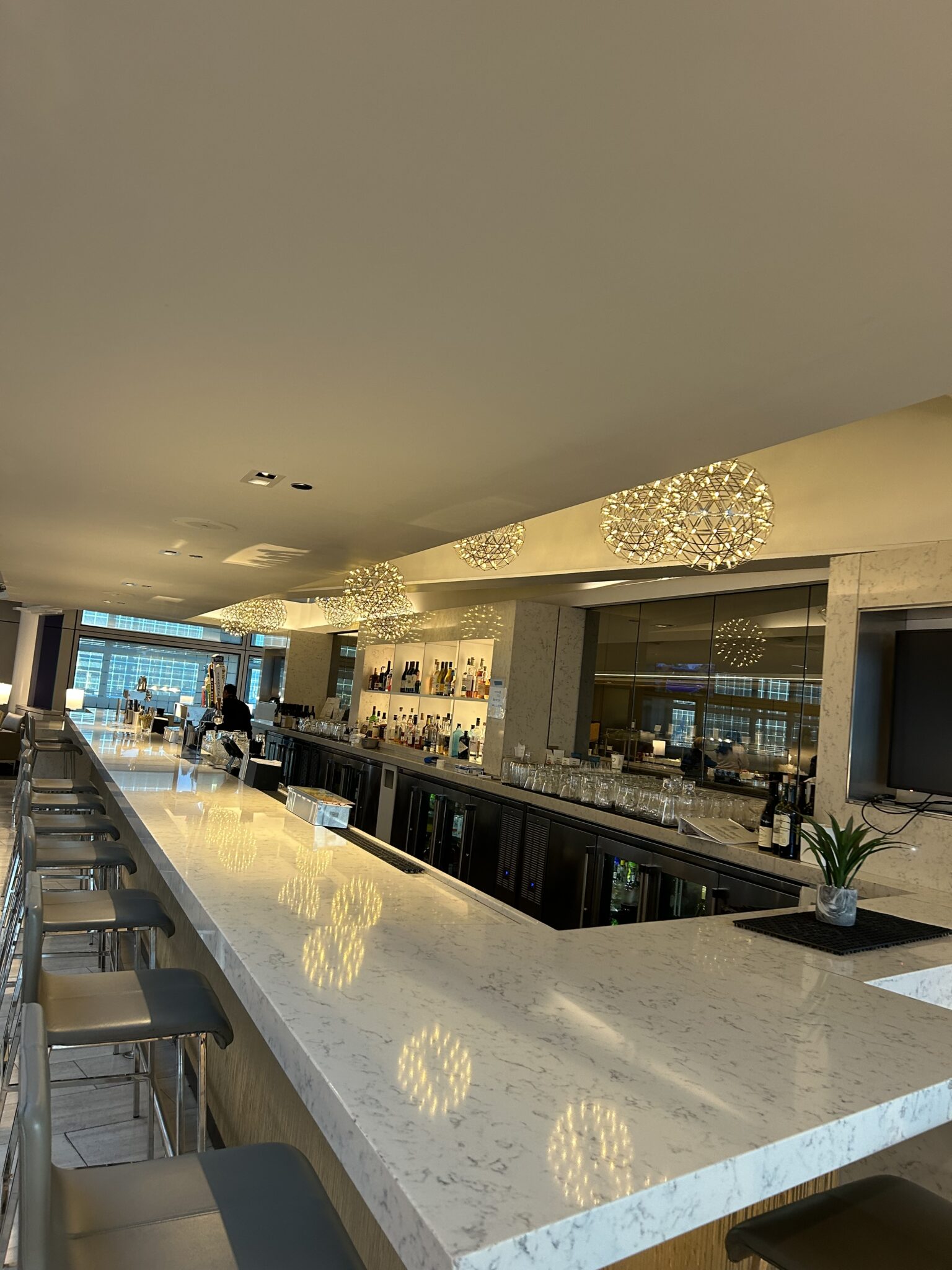 Lounge Review: United Club(s) - Chicago O'Hare (ORD) - Terminal 1 (C10 ...