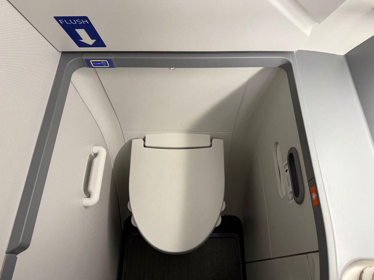 Constipated Man Sues United Airlines Over Bathroom Fiasco