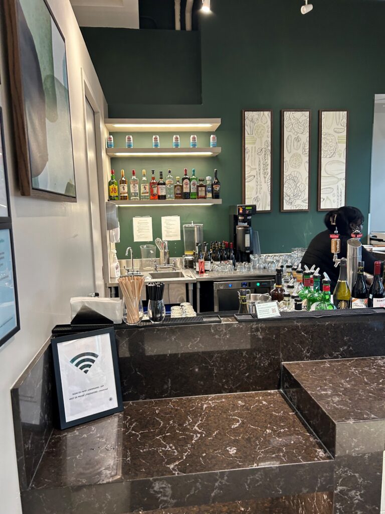 Review : Salon Odyssee, Desjardin – Plaza Premium Lounge – Montreal (YUL), Transborder Concourse